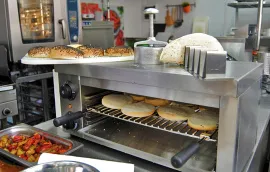 История и оборудование для фаст-фуда: от уличной еды до профессиональной кухни